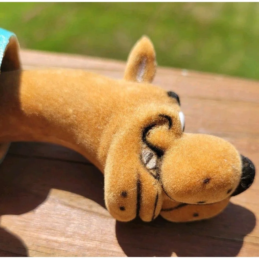 FLOCKED VELVET TEXTURE SCOOBY DOO HOLDING UP PAW COLLECTIBLE BOBBLE HEAD NODDER